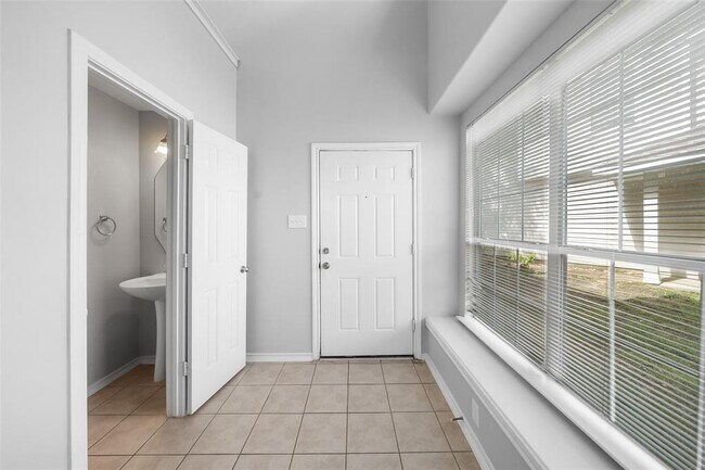 Building Photo - 12411 Saratoga Woods Ln