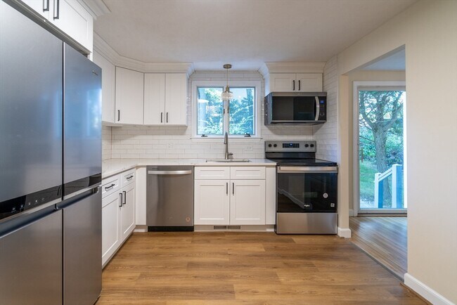 Building Photo - 10 Colburn St