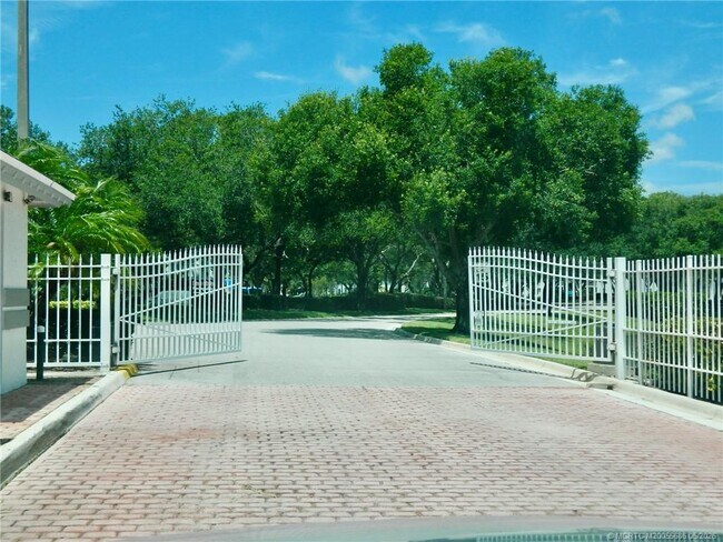 Building Photo - 2506 SE Anchorage Cove
