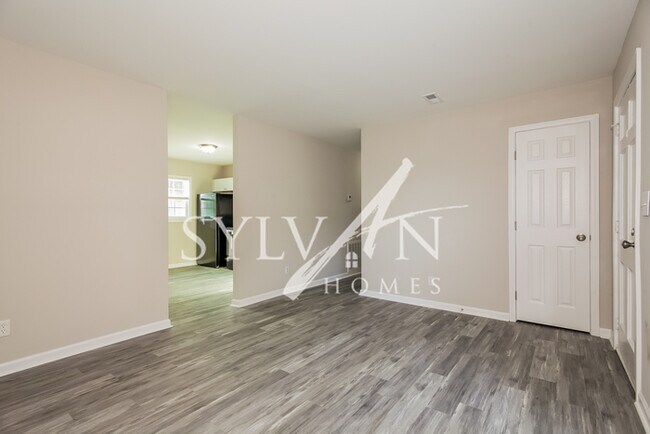 Building Photo - The living is easy in this 3 bedroom, 1 ba...