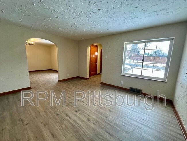 Building Photo - 533 Freeport Rd