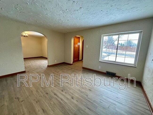 Foto del edificio - 533 Freeport Rd