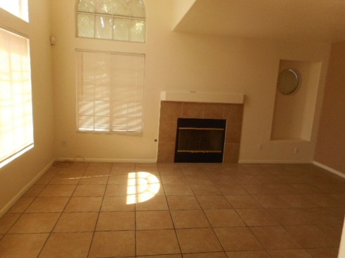 Foto principal - 3 Bedroom 2.5 Bath Townhouse! Community Po...