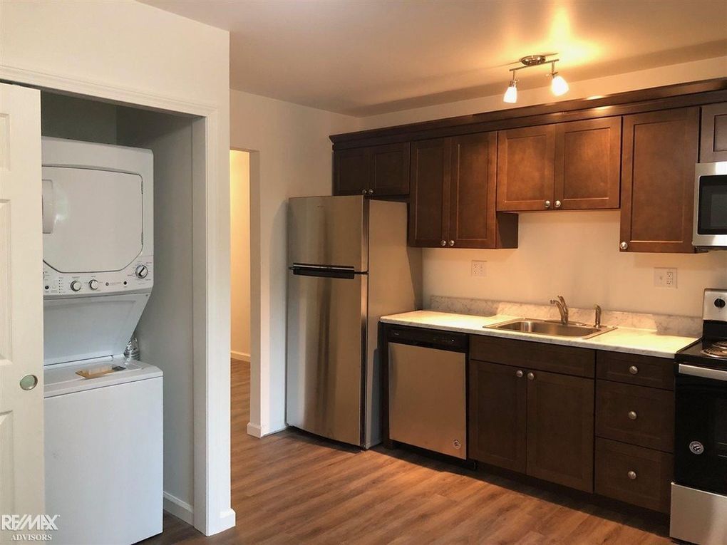 kitchen layout+appliances identical in all units - 1027 Fruit St