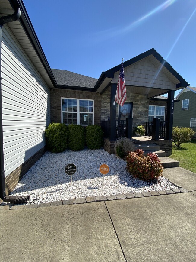 Building Photo - 1053 Castlerock Dr