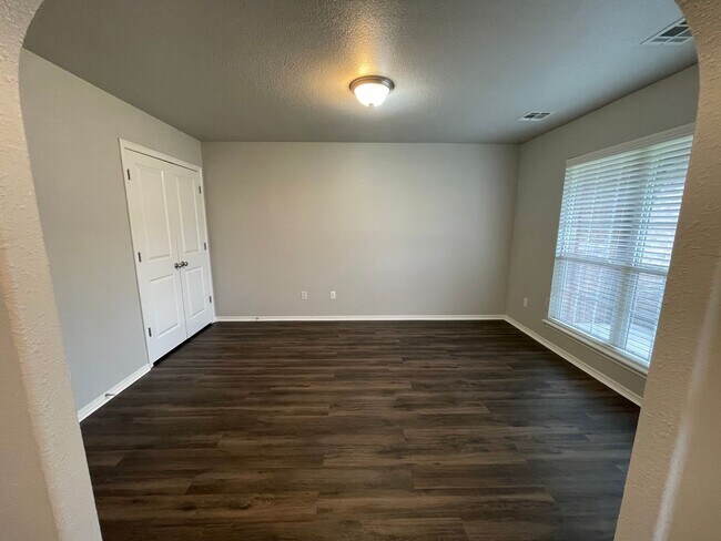 Foto del edificio - JENKS SCHOOLS - 3 bed with study and formal dining!!
