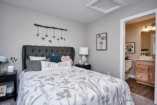Building Photo - Creekline Townhomes