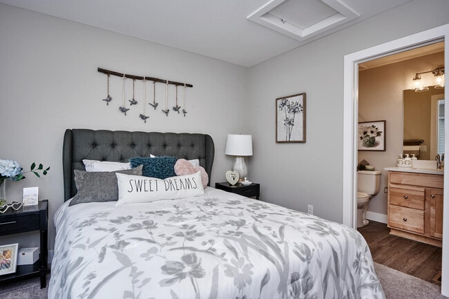 Building Photo - Creekline Townhomes