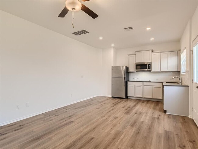 Building Photo - 421 Escondido Cir