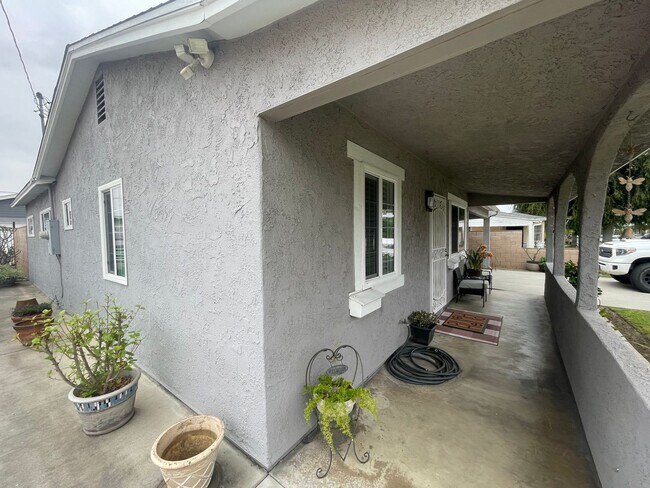 Foto del edificio - Beautifully Renovated 2-Bedroom Front Home...