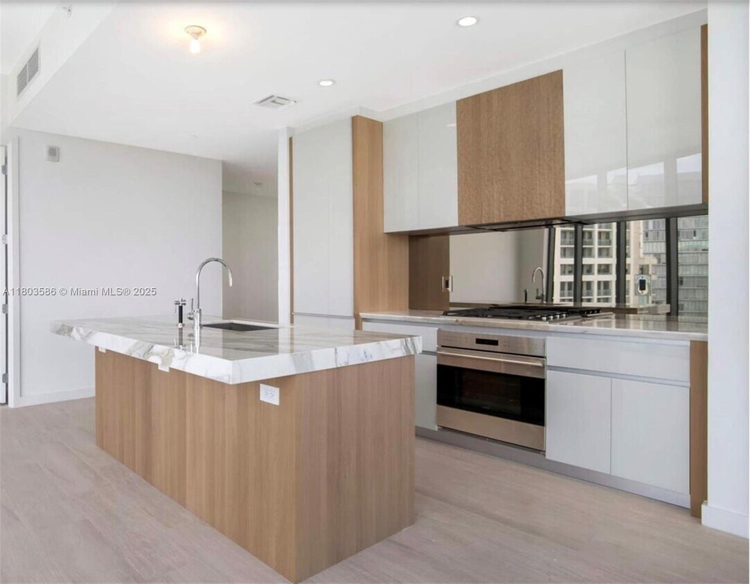 Foto principal - 2831 S Bayshore Dr