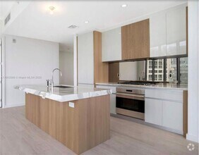 Building Photo - 2831 S Bayshore Dr