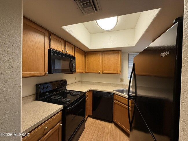 Building Photo - 5800 N Kolb Rd