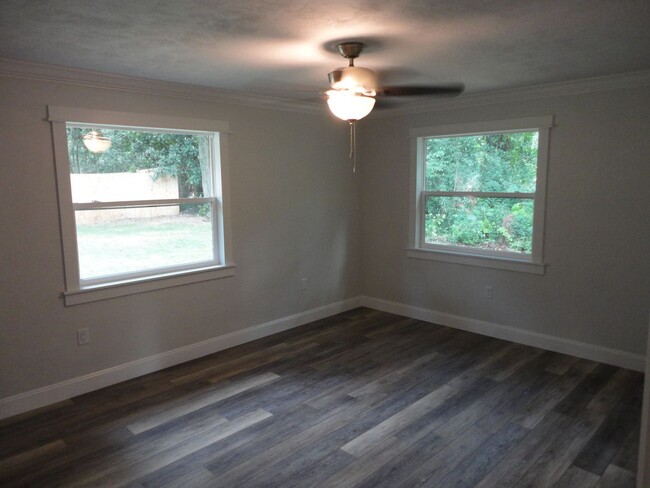 Building Photo - Renovated 4 bedroom/2 bath home in the Sou...