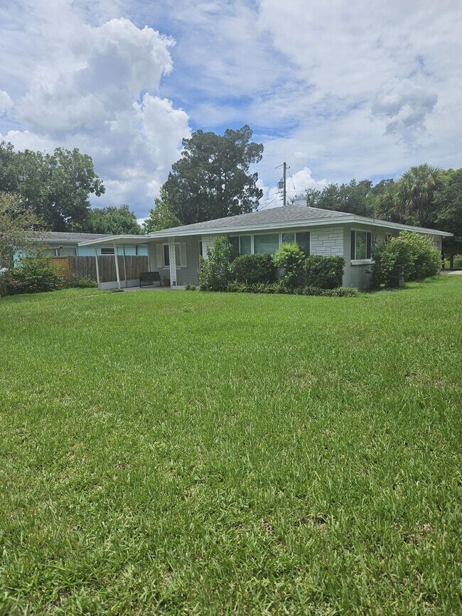 Foto del edificio - BEAUTIFUL 4 BEDROOM 2 BATH HOME IN THE BEAUTIFUL SOUTH DAYTONA