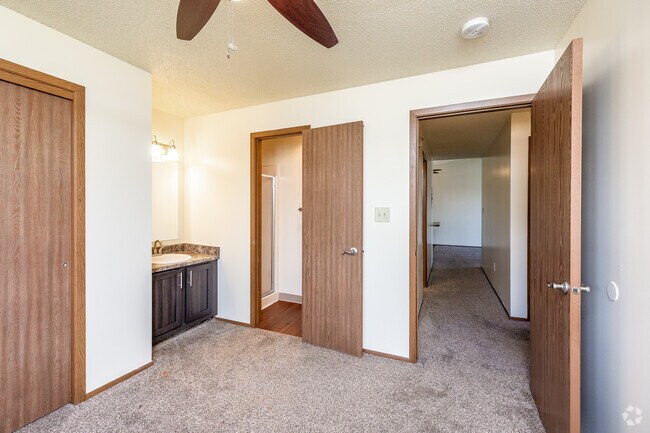 3BR, 2BA - 950 SF - Sun Prairie & Vista Court