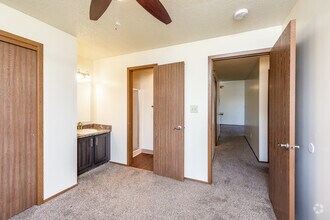 3BR, 2BA - 950 SF - Sun Prairie & Vista Court