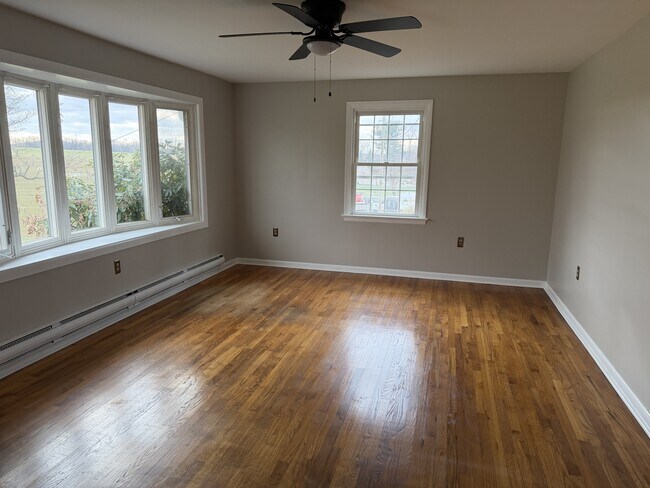 Building Photo - 152 Penn St