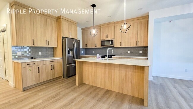 Photo du bâtiment - Modern 4 Beds, 3 Baths Duplex | No Pets Al...