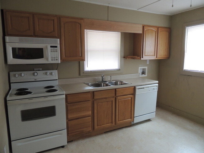 Building Photo - 2 Bed, 1 Bath house w/ large level yard an...