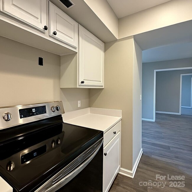 Building Photo - 8033 Cedar Glen Dr