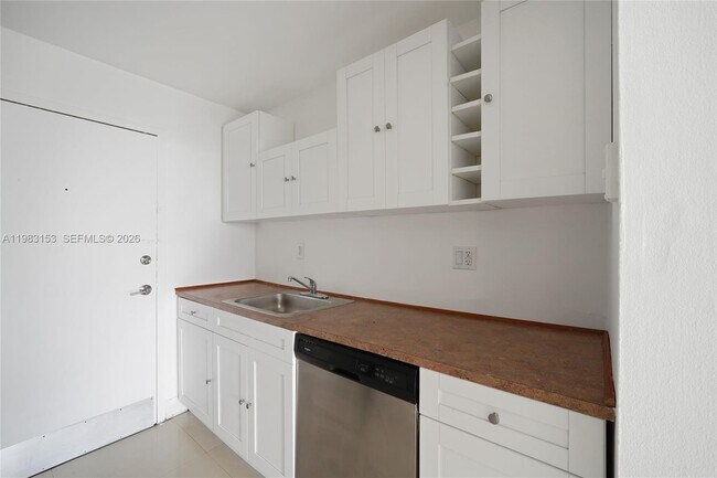 Building Photo - 2000 NE 135th St