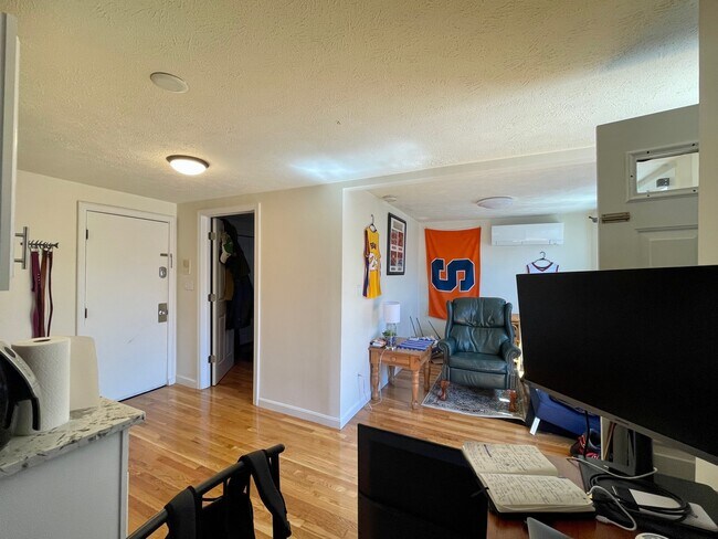 Foto del edificio - 528 E 3rd St