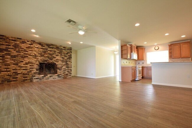 Building Photo - Amazing Renovated LAKE FRONT Home in Sanford