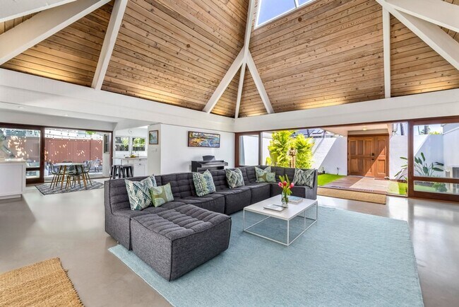 Building Photo - Elegant Home w/ Private Beach Access, Pool...