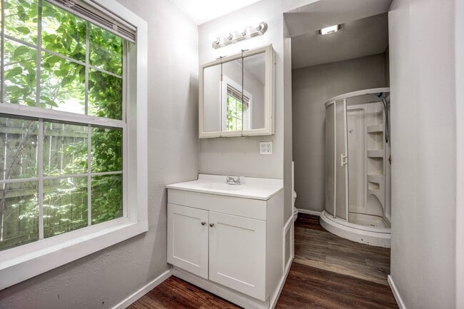 Building Photo - Freshly Updated 3 Bedroom Home