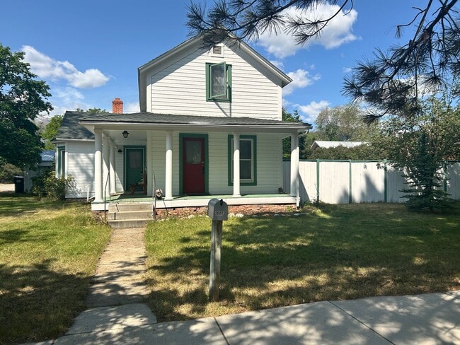 Building Photo - 2 bed 1.5 bath Hamilton home