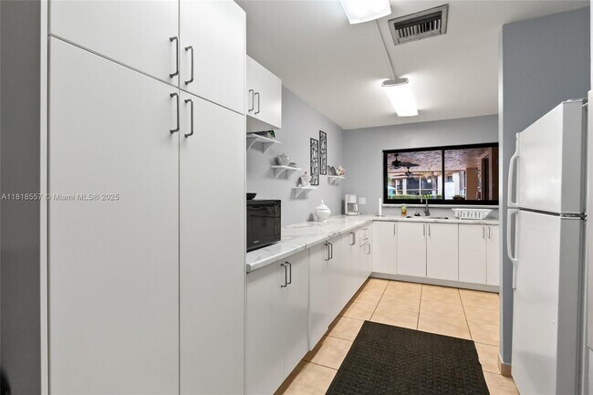 Foto del edificio - 2281 SW 15th St