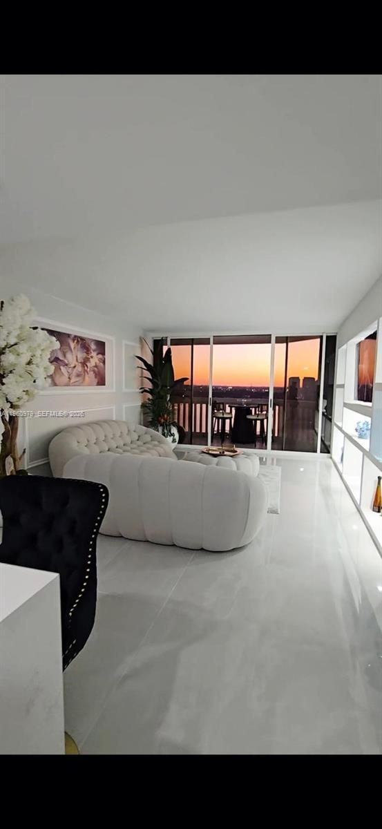 Foto del edificio - 1000 W Island Blvd