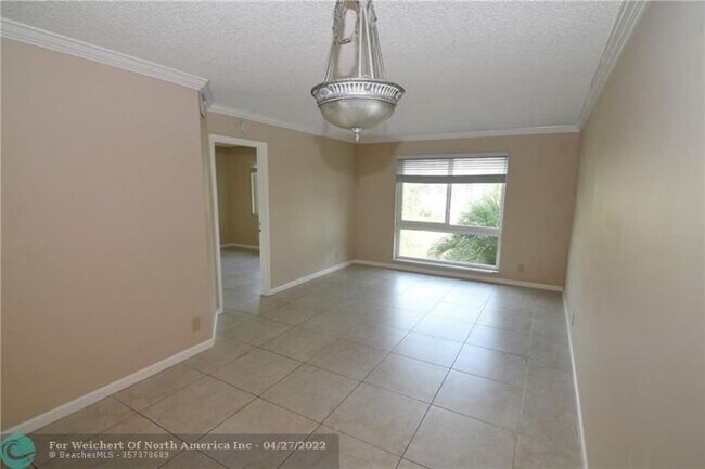 Building Photo - 2104 S Cypress Bend Dr