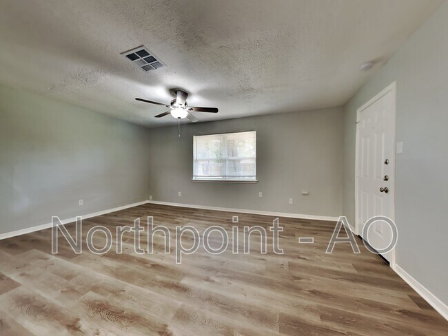 Foto del edificio - 6410 Harcourt Dr