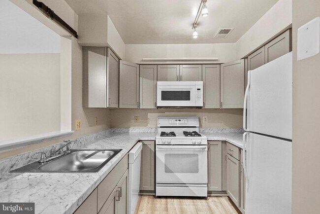 Building Photo - 6416 Bayberry Ct