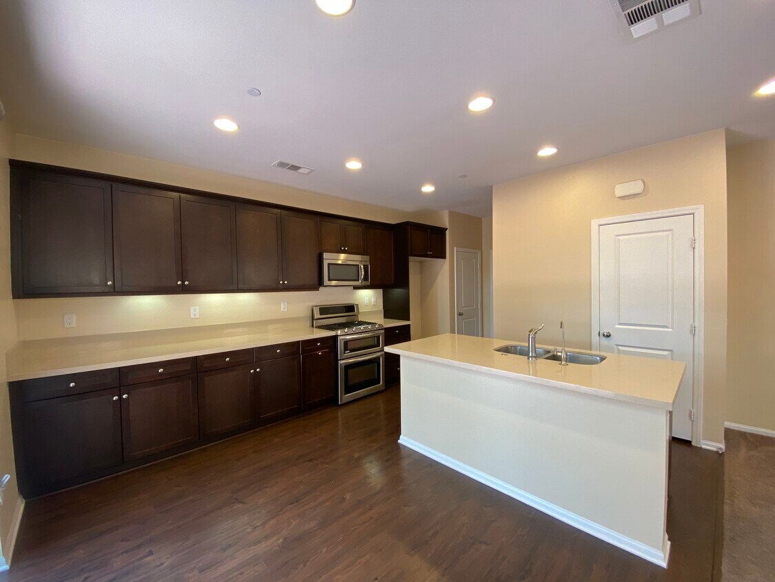 Foto principal - 10816 Lotus Dr