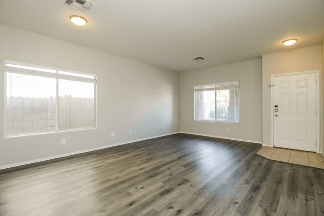 Building Photo - 12557 W Monroe St