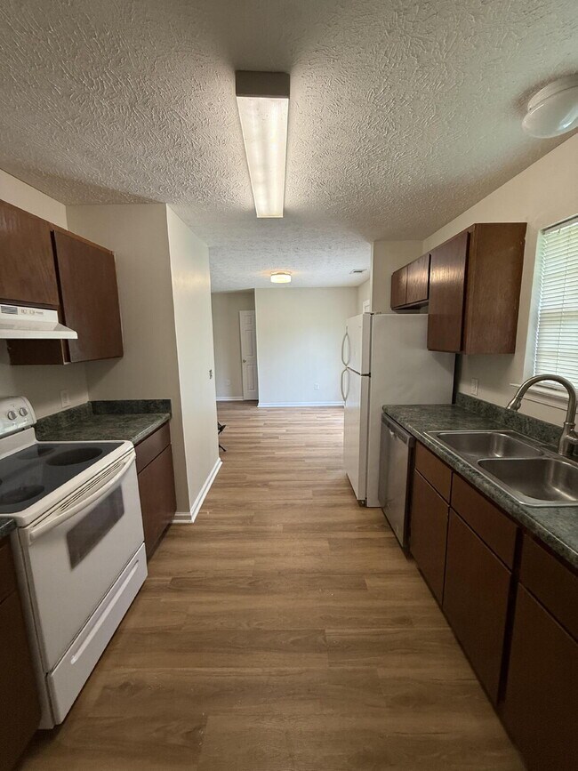 Foto del edificio - Charming 3-Bedroom Bloomingdale Retreat on over 1 acre!