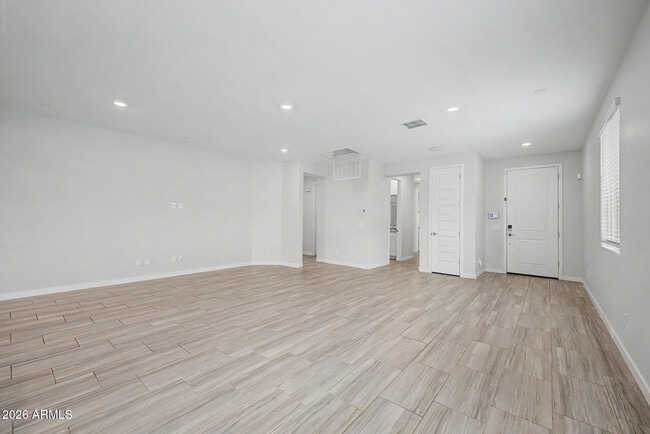 Building Photo - 327 W Tamarack Dr