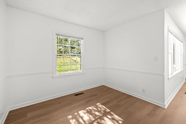 Building Photo - Fully Renovated Center Point Bungalow