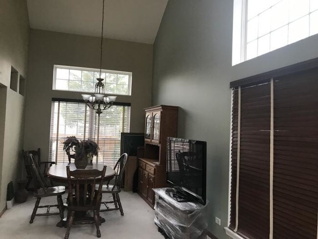 Foto del edificio - 3 bedroom in Aurora IL 60502