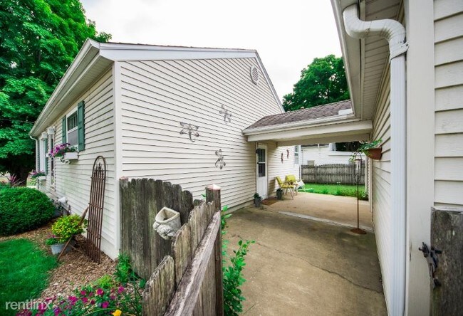Building Photo - 2 br, 2 bath House - 102 W Sunny Ln