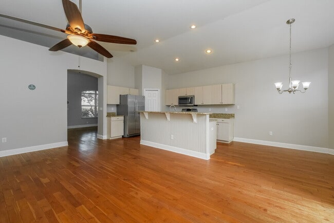 Building Photo - 725 Sand Ridge Dr