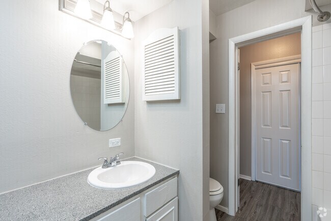 2 habitaciones, 1 baño - 950 pies cuadrados - Baño - The Park at Whispering Pines