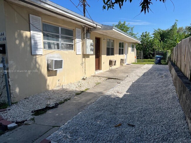 Foto del edificio - 1166 NE 112th St