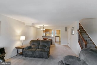 Building Photo - 933 Elm Rd