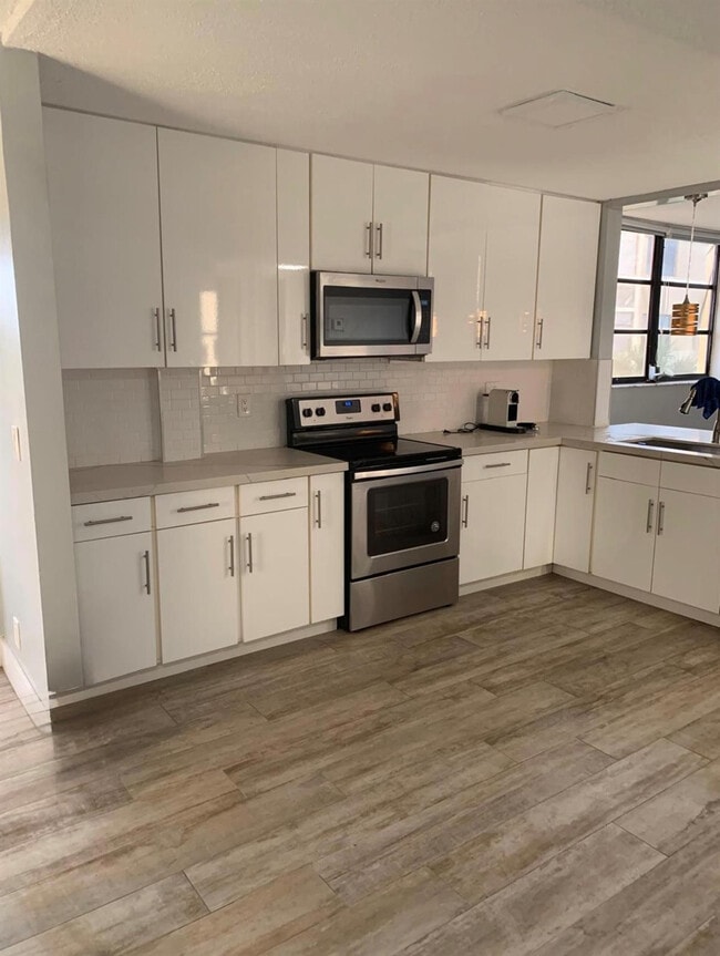 Building Photo - 6475 W Oakland Park Blvd