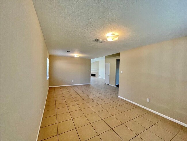 Building Photo - 20111 Cresent Creek Dr