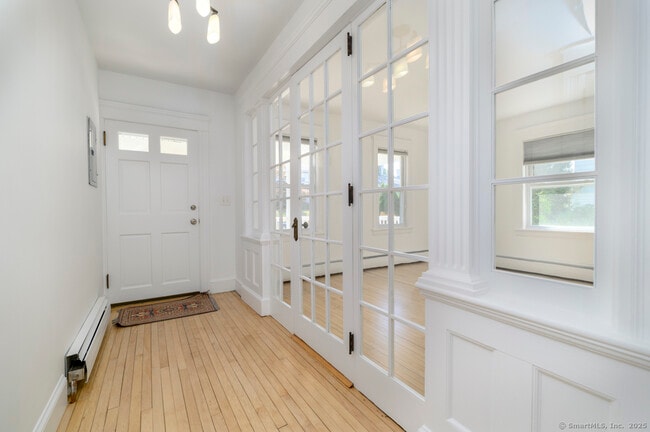 Foto del edificio - 231 Flax Hill Rd